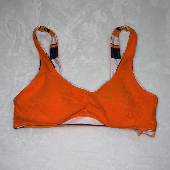 Reversible Cupshe bikini top. Size M. - Picture 3 of 4